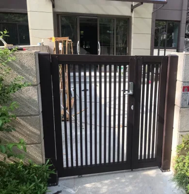 Cancelli a doppia anta battente per esterni residenziali in metallo e alluminio per cancello principale decorativo in alluminio pressofuso da giardino esterno con griglia