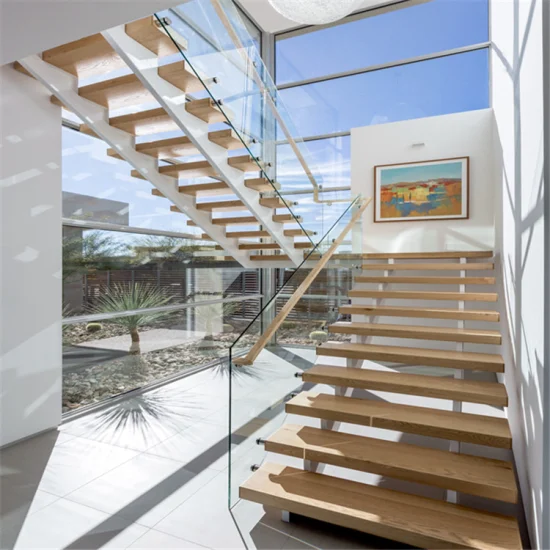 Scala dritta moderna con pavimento in legno, ringhiera in metallo, scala in marmo per case